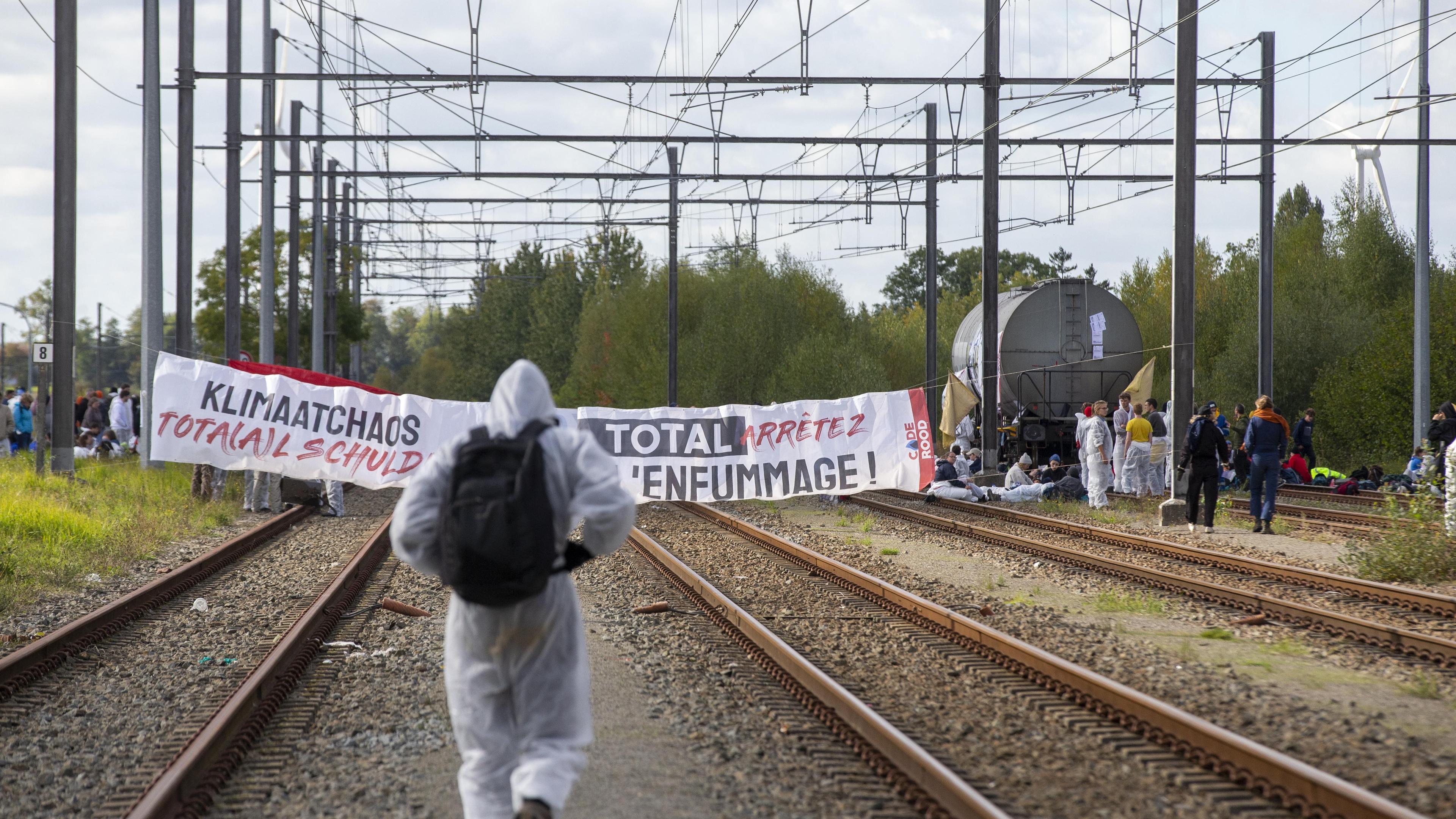 Nieuwsblad_be's tweet card. Bepaalde strekkingen binnen klimaatactivismekoepel Code Rood zijn geradicaliseerd. Dat zegt het orgaan voor de dreigingsanalyse OCAD in een informatienota, waarover Het Laatste Nieuws vrijdag bericht...