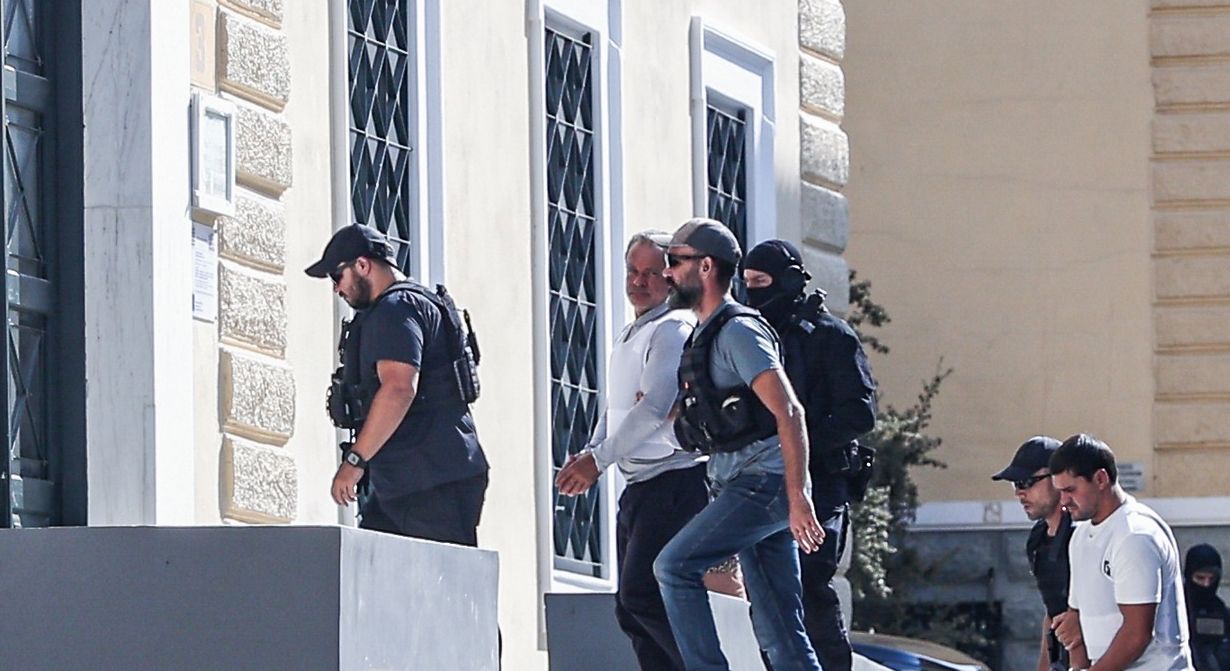 ak24ro's tweet card. Imagini surprinzatoare cu oligarhul moldovean Vladimir Plahotniuc, capturat recent in Grecia. El a fost dus in fata instantei in catuse, cu vesta antiglont si bine pazit de fortele speciale. „Faptul...