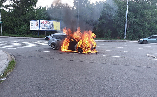 iDNEScz's tweet card. Na velkém městském okruhu v Brně v pátek shořelo auto. K incidentu na dopravně rušném místě vyjížděli hasiči i policisté. Řidič stihl včas vystoupit ještě před rozšířením plamenů, událost se tak...