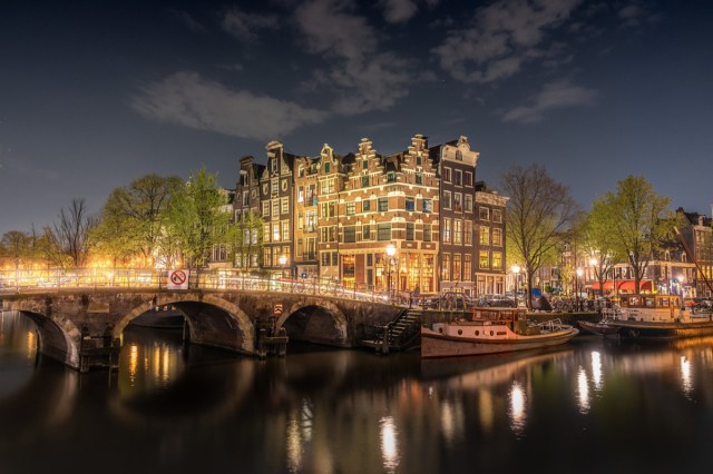 hansvantelling's tweet card. Vanaf de eeuwwisseling is Nederland in negatieve zin veranderd. Waar we eerst bekend stonden om onze vrijheid en tolerantie wordt nu maar één mening toegestaan, die kritiekloos wordt doorgegeven do…