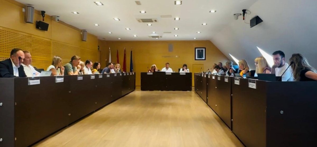 AlbertoEscri's tweet card. Las cuentas, que han salido adelante con los votos favorables de PP y VOX, reducen el gasto político en 800.000€