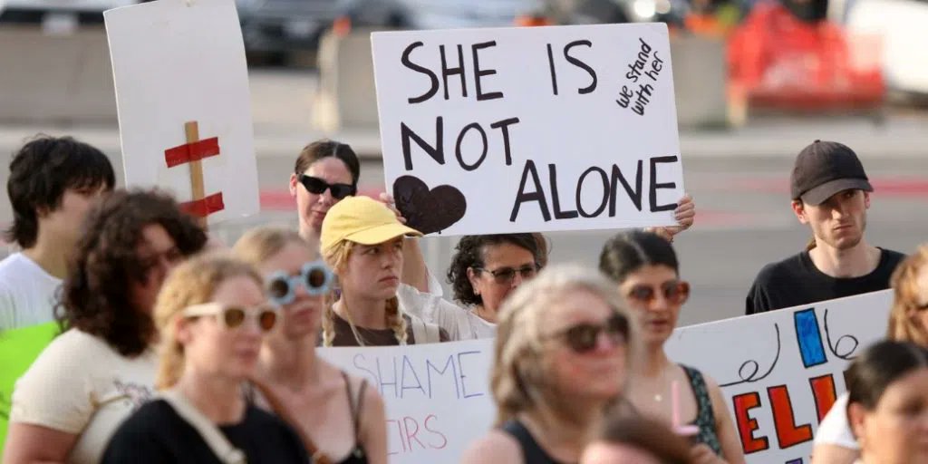 CJMENews's tweet card. Dozens gathered outside the London, Ont., courthouse Thursday evening to show support for the complainant, while rallies earlier in the day saw a mix of supporters for the woman and the players.