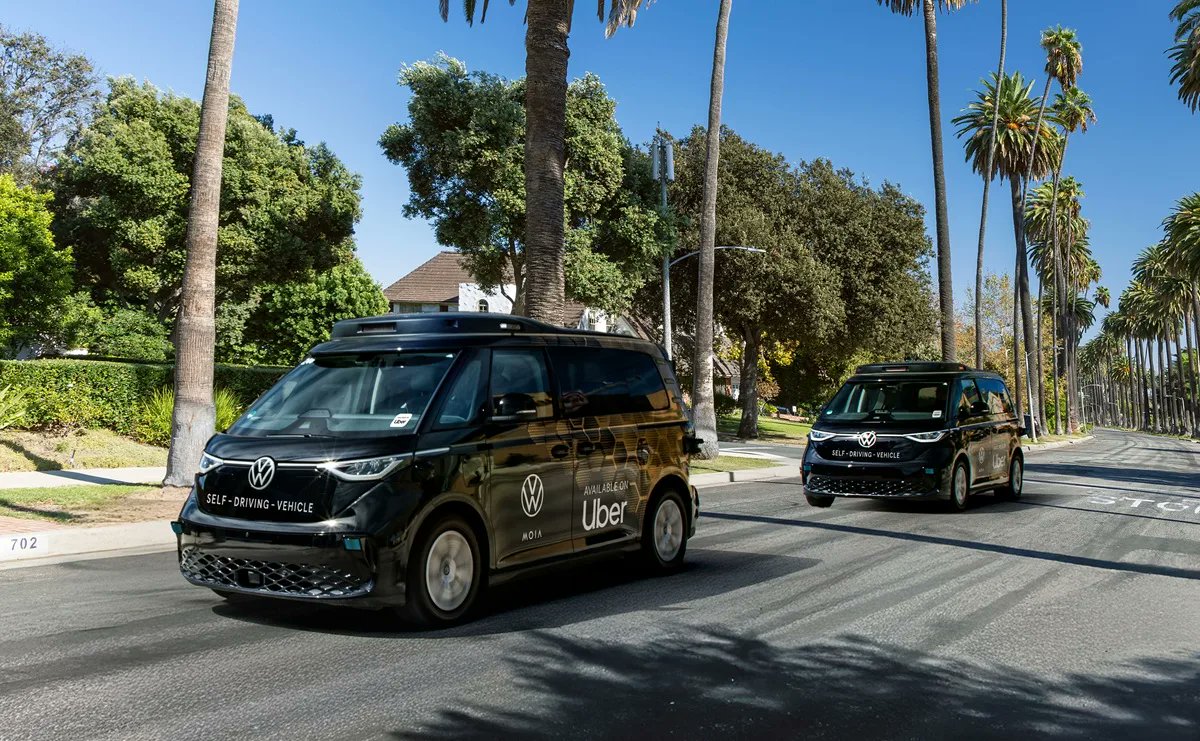 HACKER_CAR's tweet card. Volkswagen ha dado un paso firme hacia el futuro de la movilidad autónoma con su nuevo robotaxi, basado en el ID. Buzz.