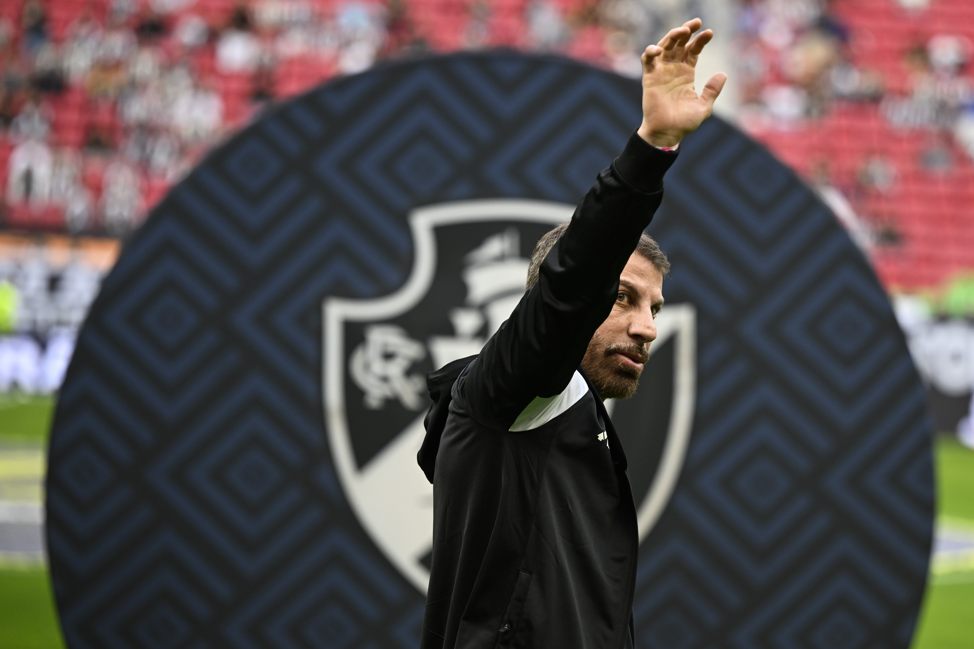 maisquecloro's tweet card. Em entrevista coletiva, Pedrinho afirmou que ex-presidente se negou a recomprar 39% das ações da SAF que não haviam sido integralizadas pela empresa norte-americana; veja o que diz cada um