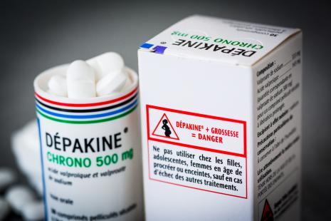 leQdM's tweet card. En France, entre 2013 et 2021, le nombre de grossesses exposées aux antiépileptiques reste stable, avec un report important de la consommation de molécules reconnues à risque vers des traitements à...