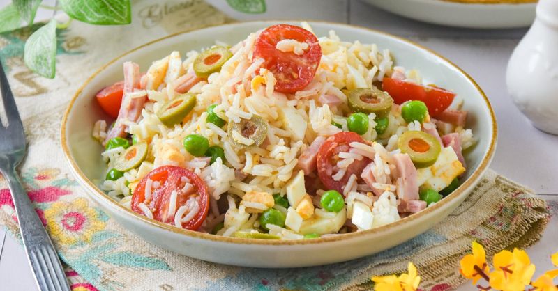 NovaTDT's tweet card. Toma nota de sus ingredientes y prepara una saludable y deliciosa ensalada de arroz clásica. Una receta muy práctica que nunca falla y siempre queda bien.