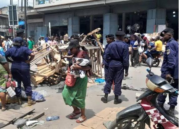 foxtimecongo's tweet card. ‎‎‎Lors d’une opération menée par la police nationale congolaise PNC dans la commune de Mont-Ngafula, Des marchands installés le long