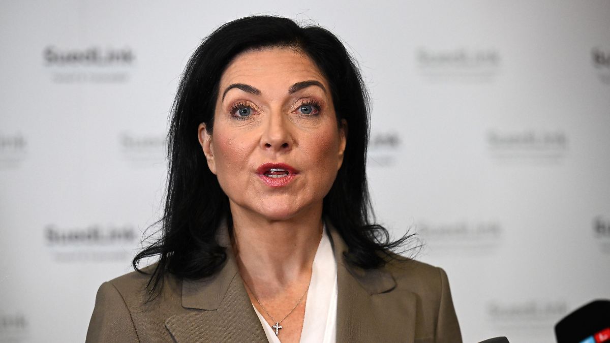 DoktorHuus's tweet card. Die Menschen in Deutschland arbeiten zu wenig, hört man immer wieder aus der Politik. Jetzt sagt es Wirtschaftsministerin Reiche ganz deutlich: Sie fordert mehr Arbeitsstunden und einen späteren...