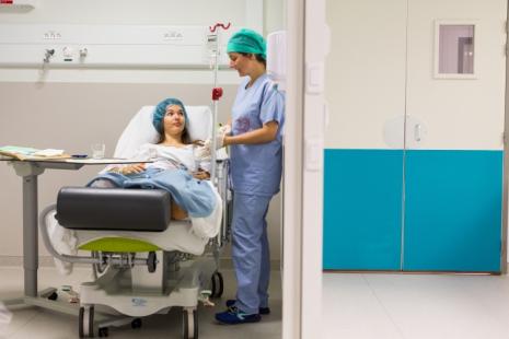 leQdM's tweet card. Le Syndicat national de l’industrie des technologies médicales (Snitem) et la Société française de chirurgie orthopédique et traumatologique (Sofcot) sont très remontés contre le Comité économique...
