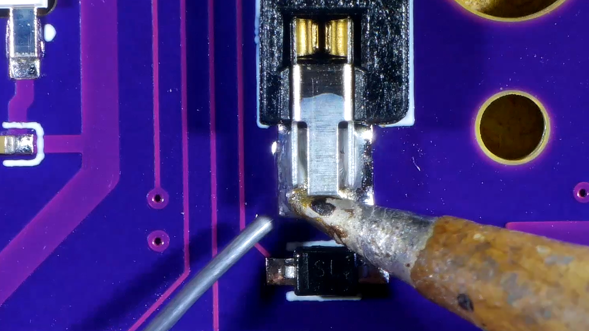 robertferanec's tweet card. Watch close details of building a keyboard - from soldering to programming. Enjoy!