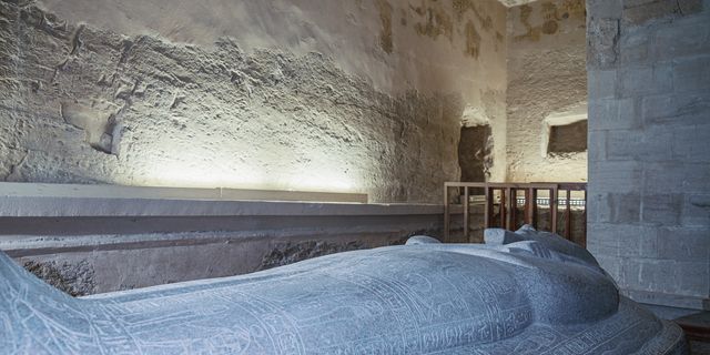 kwshm2015's tweet card. The rock-cut tombs require stone stairs to access