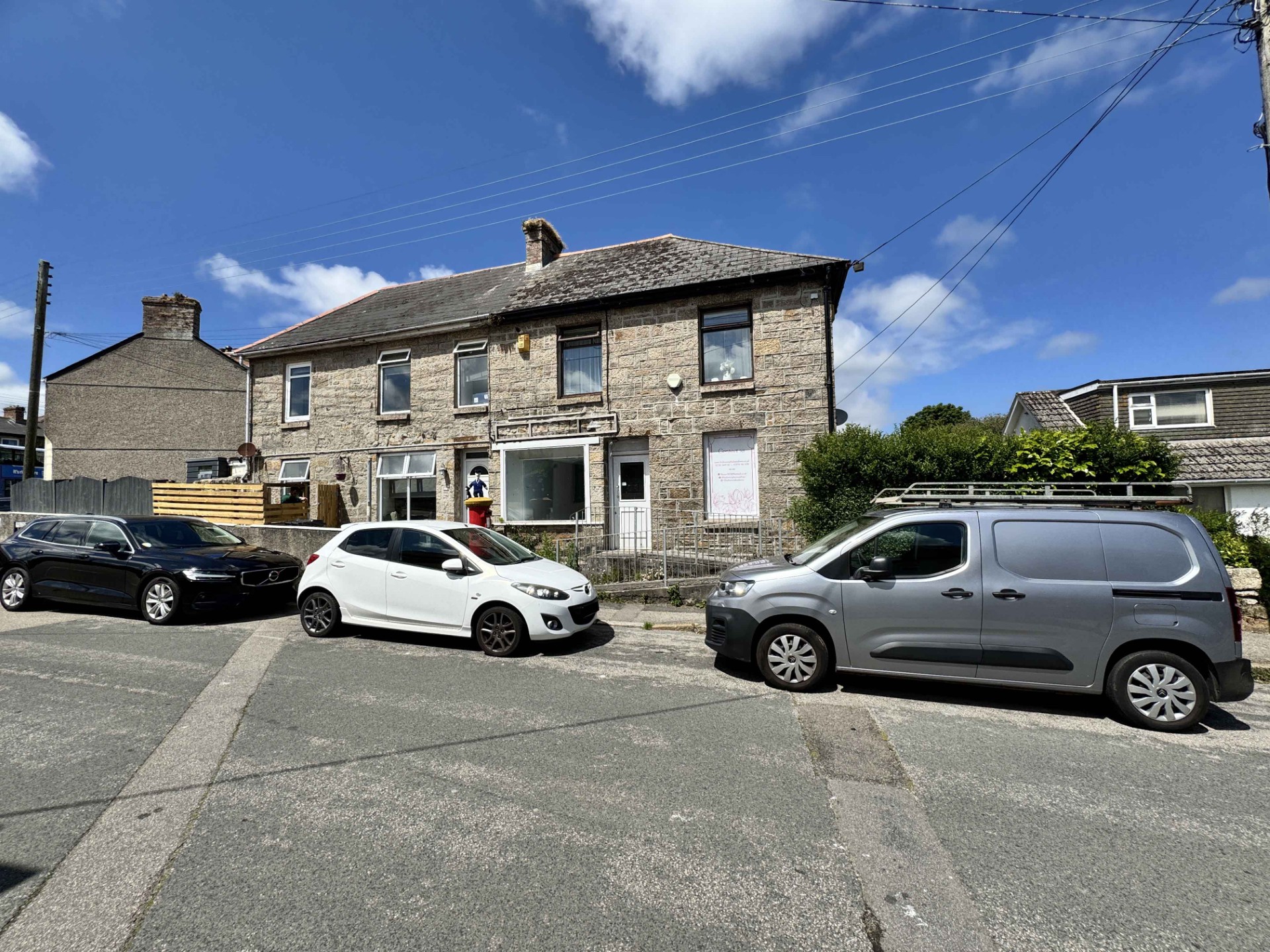ThePacket's tweet card. A plot of land and several residential properties in Penzance have been sold at auction, with sale prices significantly surpassing their initial…