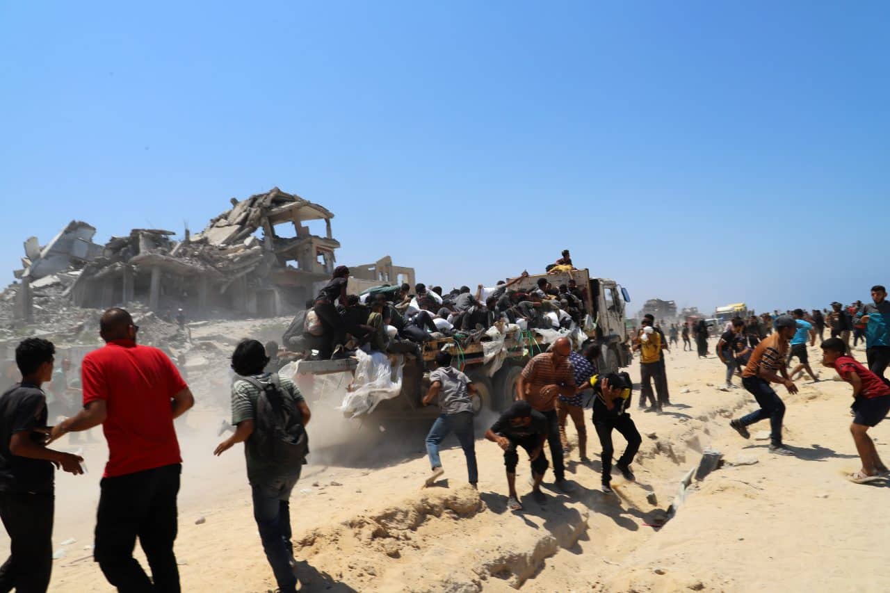 redot2005's tweet card. The WFP reported on how the Israeli army opened fire on a crowd of starving civilians rushing an aid convoy in northern Gaza, which killed 90 people. The Israeli army lied and said no one was shot....