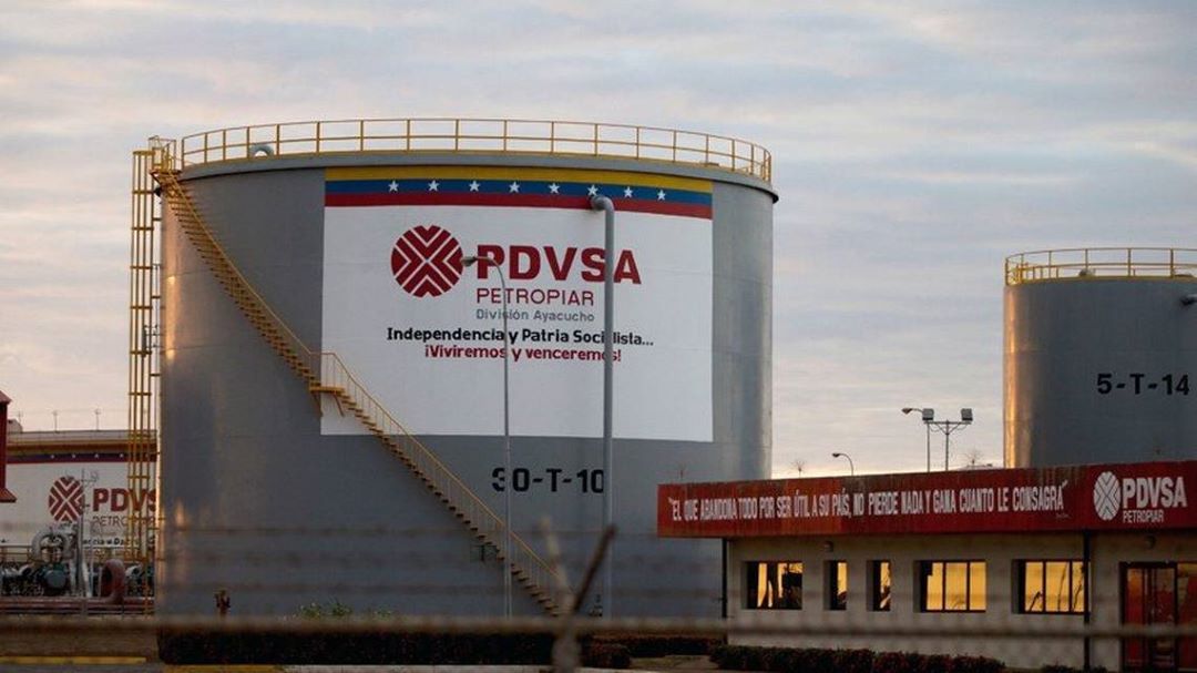 CorreodelCaroni's tweet card. Nicolás Maduro confirmó este jueves que la petrolera estadounidense recibió una licencia para continuar sus operaciones en el país, tras un periodo de restricciones impuestas por Estados Unidos.