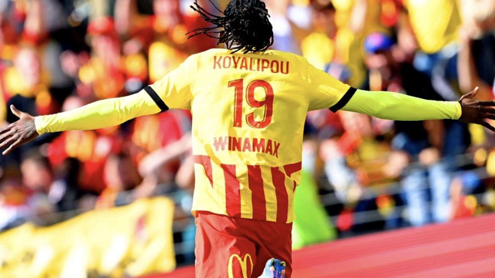 DepCOPEValencia's tweet card. El atacante centroafricano llegaría cedido del RC Lens y el club granota se reservaría una opción de compra