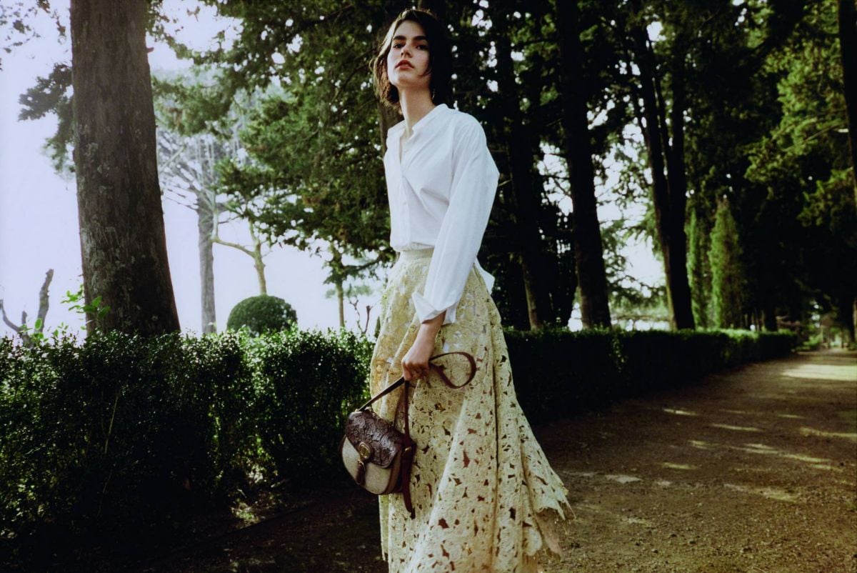 LahaMagonline's tweet card. في كل موسم، تعود دار Dior لتدهشنا بإبداعها الذي يمزج بين الرقي والفن، وبين الأصالة والحداثة. وفي عام 2025، تأخذنا...