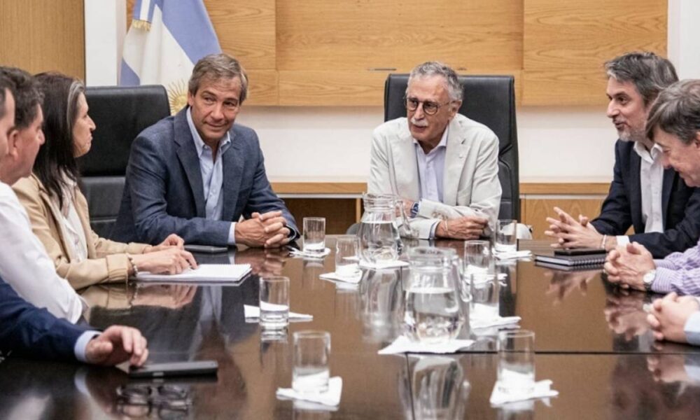 MundoGremial's tweet card. Afiliados de OSPICHA, acusan al interventor de cobrar $6 millones, recortar beneficios y contratar a un exbarra. Advierten que buscan pasar afiliados a