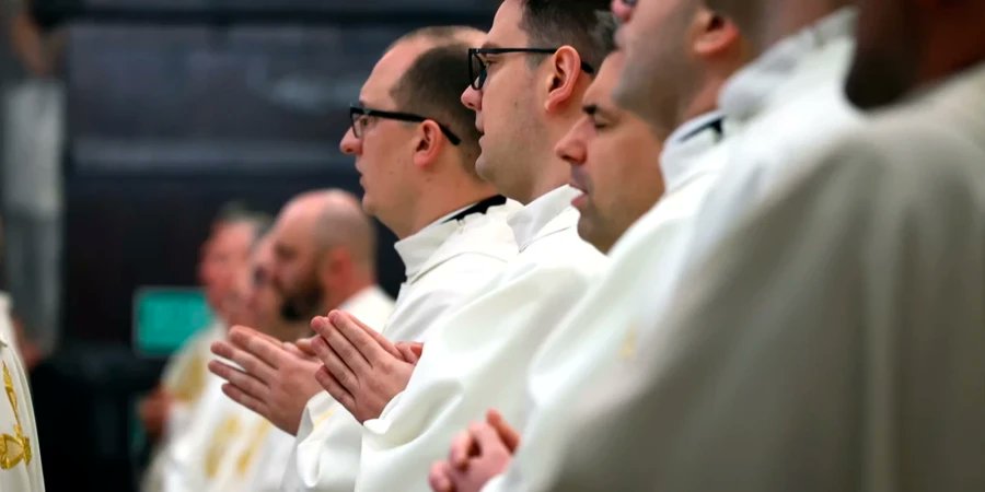 aciprensa's tweet card. Polonia se destaca como líder indiscutible en vocaciones religiosas en Europa en 2025, con 206 nuevos sacerdotes ordenados, la cifra más alta del continente.