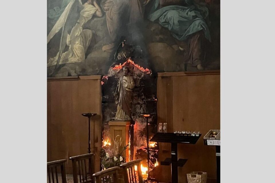 CriminImmigratl's tweet card. Cristiani perseguitati in Francia: bruciata un’altra chiesa ultima modifica: 2025-07-25T17:13:49+00:00 da
