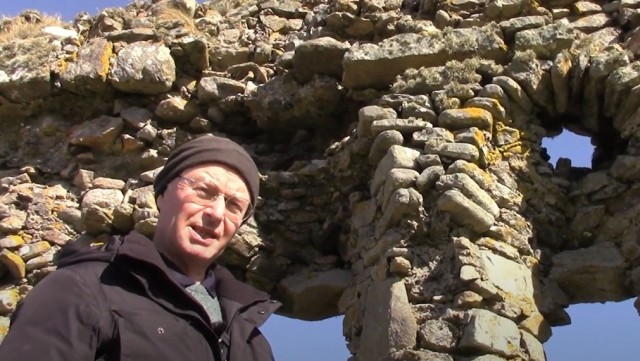 GuthanVoices's tweet card. Tommy Macdonald of Howmore in South Uist delivers a Gaelic guided tour of the old chapels and graveyard, dating at least as far back as the 9th Century, and shares some stories about the burial pra…