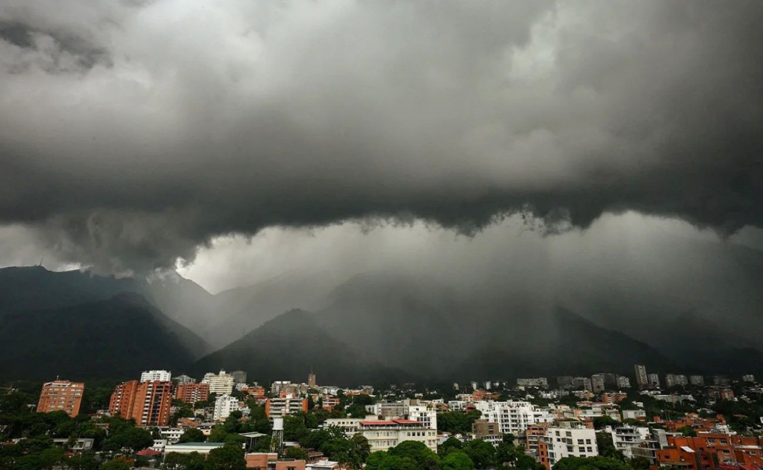 CorreodelCaroni's tweet card. El Instituto Nacional de Meteorología e Hidrología recomendó estar atentos a sus actualizaciones oficiales y tomar precauciones ante posibles crecidas de ríos, deslaves o interrupciones del servicio...