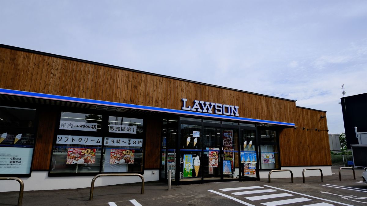 evkaneko's tweet card. ローソンが人口の少ない地方都市への出店を強化している。2年前には日本最北端の北海道稚内市に4店舗を同時オープンし、今年6月にさらに追加で3店舗をオープンさせた。大手3社の中でなぜローソンだけが出店できるのか。消費経済アナリストの渡辺広明さんが現地を取材した――。（前編／全2回）