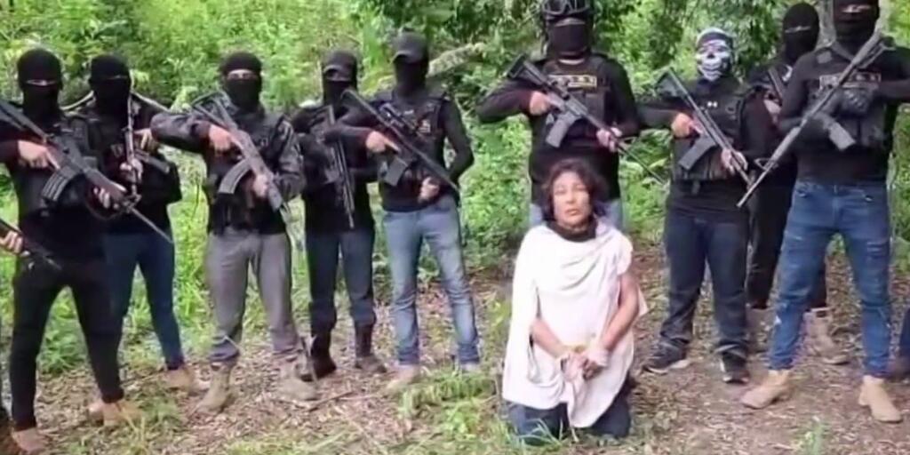 TelemundoNews's tweet card. Irma Hernández, maestra jubilada y taxista del municipio Álamo Temapache en Veracruz, aparece en una grabación rodeada de hombres encapuchados en la que pide a sus colegas que paguen su cuota o...