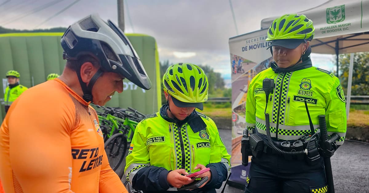 Bogota's tweet card. La Policía de Bogotá y Gestores de Convivencia acompañarán a los ciclistas desde las 4:30 a. m. hasta las 2 p. m. para su seguridad.