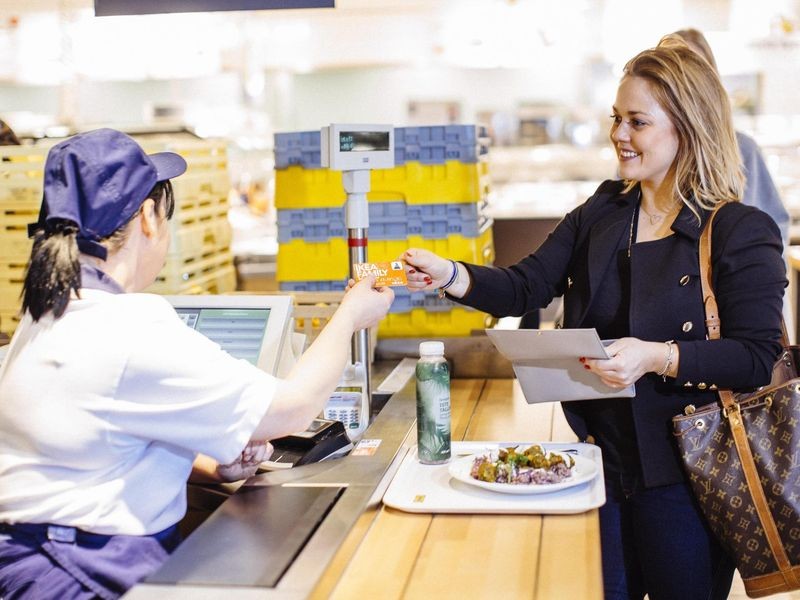 DoBath's tweet card. Der schwedische Einrichtungsriese halbiert die Preise in seinen Restaurants. Günstiger werden allerdings nicht alle Gerichte.