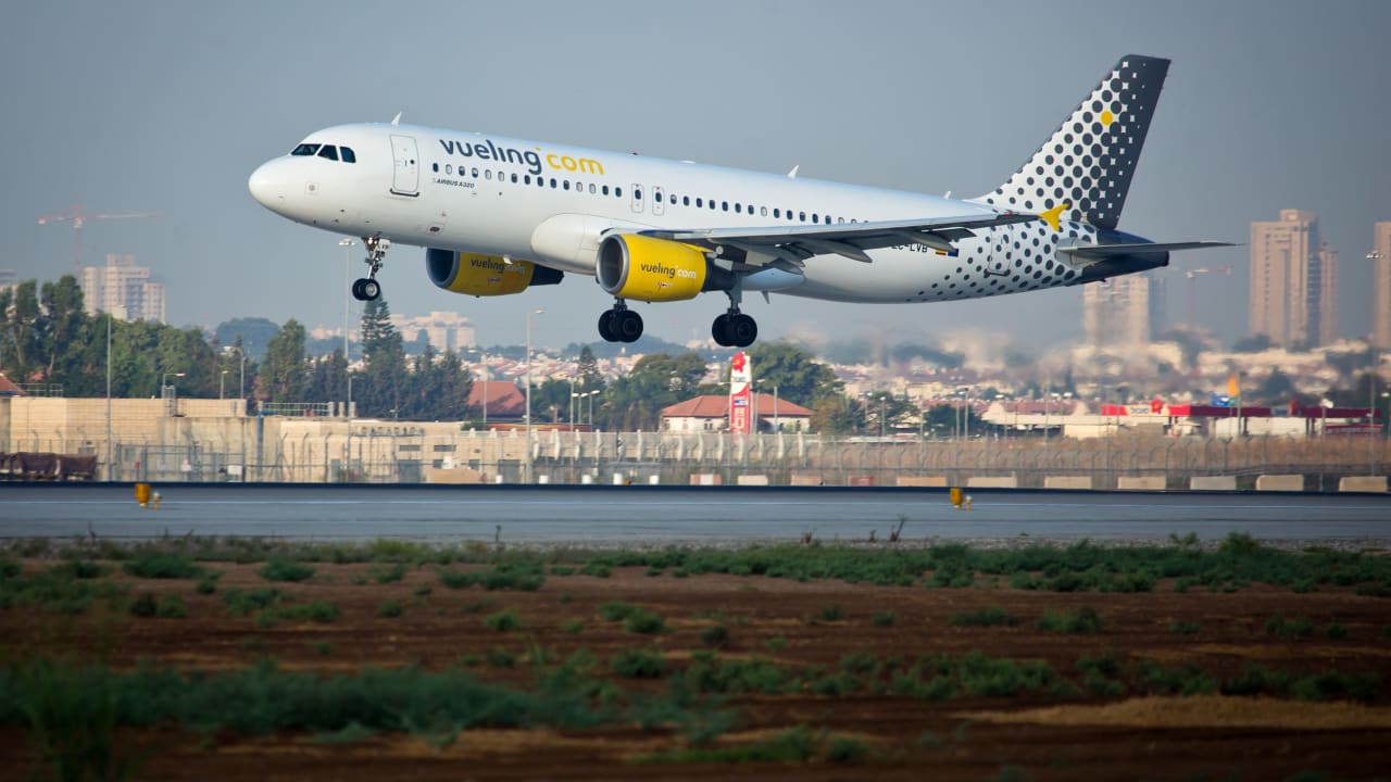 VivianBercovici's tweet card. The pilot of the Vueling flight that saw Jewish kids getting forcefully removed was confirmed to be Ivan Chirivella, a Spanish aviator with a connection to the September 11 terror attacks.