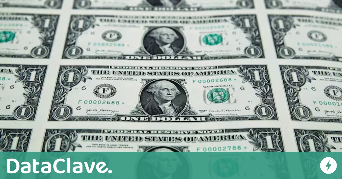 Dataclave's tweet card. El tipo de cambio minorista se vendió a 1295 pesos en el Banco Nación, un alza de $10 frente al cierre del día anterior. El riesgo país se ubica en 753 puntos básicos.