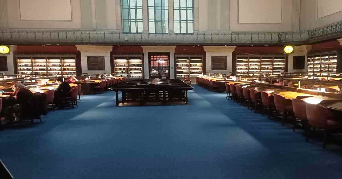ABC_Cultural's tweet card. La Biblioteca Nacional de España ahora sufre el envite de un director al que le agrada que la corona desaparezca del logo de la institución tricentenaria