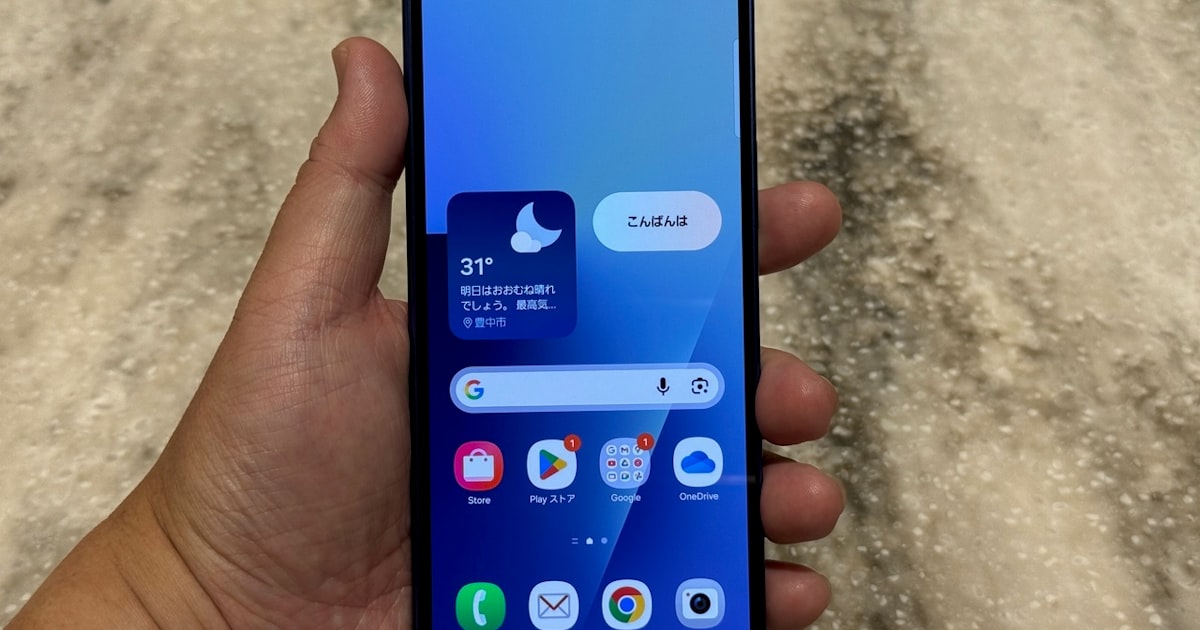 nikkei's tweet card. サムスン電子が8月1日に発売する新製品のスマートフォン「Galaxy Z Fold7」を2週間ほど試用している。従来モデルよりも大幅に薄くなり「普段はスマホ、開けばタブレット」という使い方がさらに洗練した。スマホはここ数年ほとんど進化してこなかったが、久々に「所有欲をくすぐられる、ワクワクするスマホ」に出会った。 Galaxy Z Fold7はまず触った瞬間、薄さと軽さに驚く。閉じた状態は8.