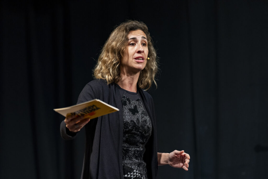 VilaWeb's tweet card. La dimissió de Laia Estrada com a diputada al Parlament de Catalunya, que VilaWeb va avançar en exclusiva, clou una setmana que ha trencat el mirall de la CUP. Les diferències internes sobre el futur...