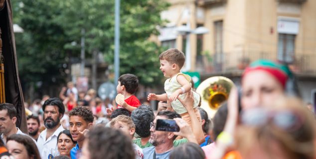 Capgros's tweet card. Repassem tots els actes del programa de Les Santes de Mataró 2025 en el dia que es programa una tarda sencera per a la canalla, tota una escola de la festa des del De Parranda a la Ruixadeta