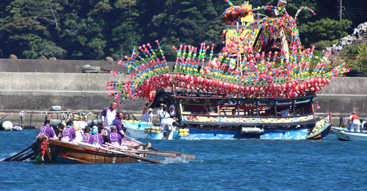 KanalocoLocal's tweet card. 日本三大船祭りとして知られ、国の重要無形民俗文化財にも指定されている真鶴町の「貴船まつり」が２５日、真鶴港周辺で始まった。２６日まで。祭りは、豊漁や海の安全、無病息災を願う神事として、古くから受け継がれてきた。今年は、台風や新型コロナ禍な…