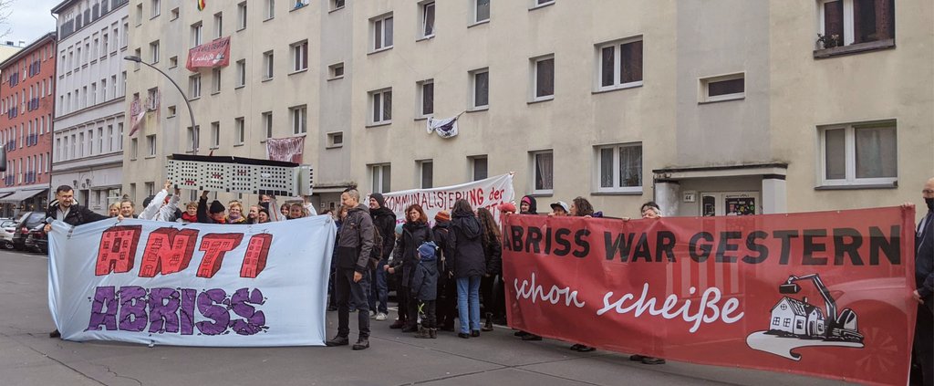 MieterparteiB's tweet card. -- Entmietung trotz BVV-Beschlüssen und Gerichtsurteilen -- Entgegen der Beschlüsse der Bezirksverordnetenversammlung Berlin Mitte für eine Rekommunalisierung der Habersaathstraße 40-48 wurde im...