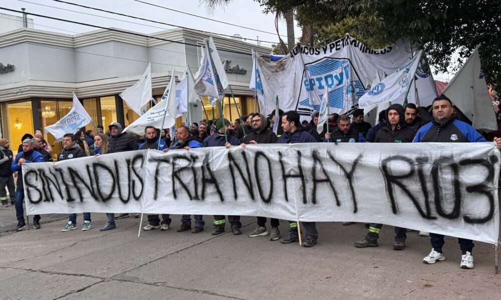MundoGremial's tweet card. El Sindicato del Personal de Industrias Químicas y Petroquímicas (SPIQyP) de Río Tercero llevó adelante una importante movilización en la ciudad cordobesa en rechazo a los más de 125 despidos en la...