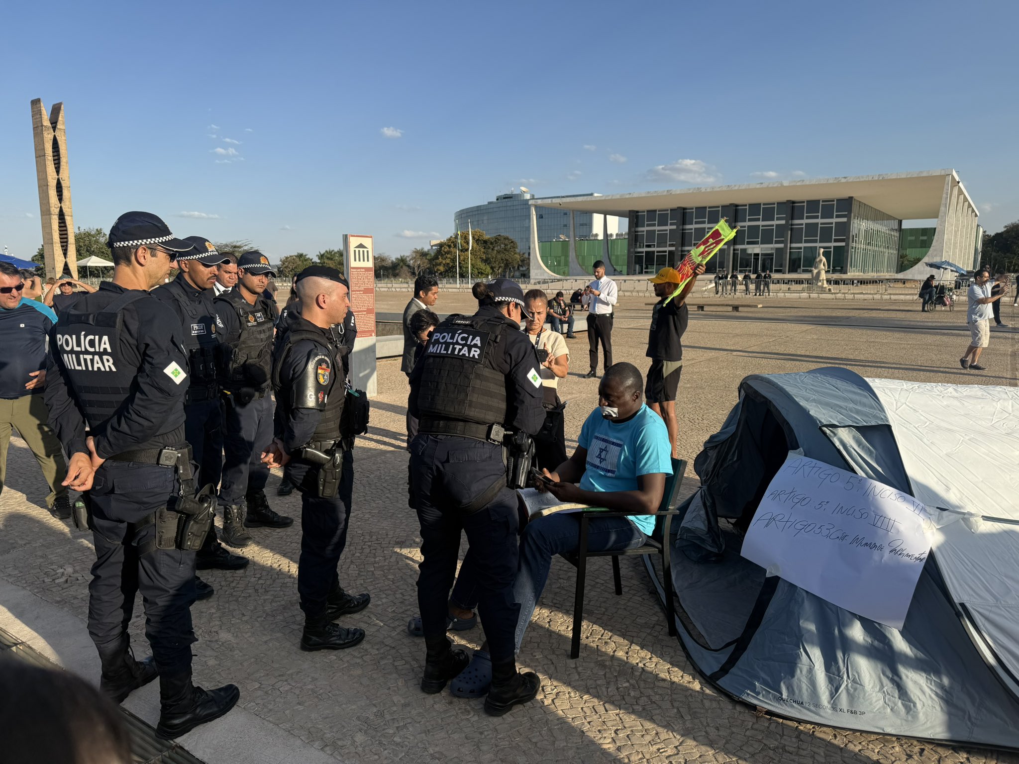 claudio_dantas_'s tweet card. Na decisão contra o protesto de Hélio Lopes, Moraes determinou a "remoção imediata e proibição de acesso e permanência" de deputados que não estavam lá
