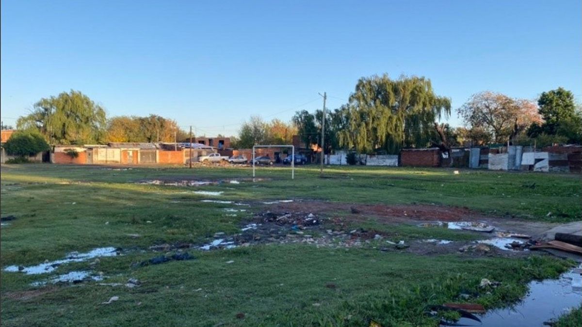 lacapital's tweet card. Comenzó el juicio oral por el asesinato de Miguel Leiva, ocurrido en agosto de 2022 en medio de una saga violenta en un barrio signado por el narcomenudeo