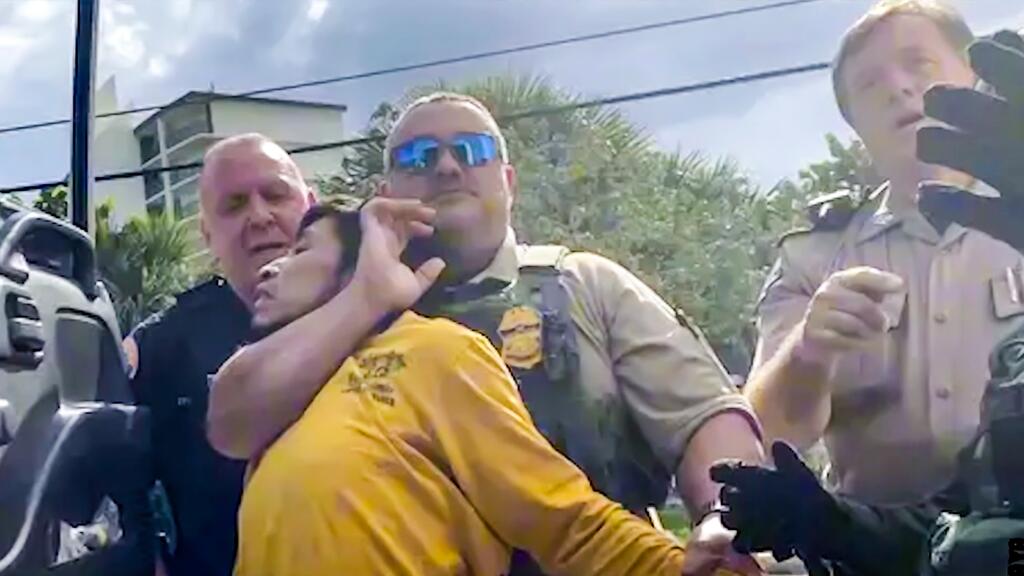 univision34ATL's tweet card. El Centro Guatemalteco-Maya, que apoya a inmigrantes en el sur de Florida, difundió un video en el que agentes de la Patrulla Fronteriza (CBP) y de la Patrulla de Caminos de Florida (FHP) arrestan a...