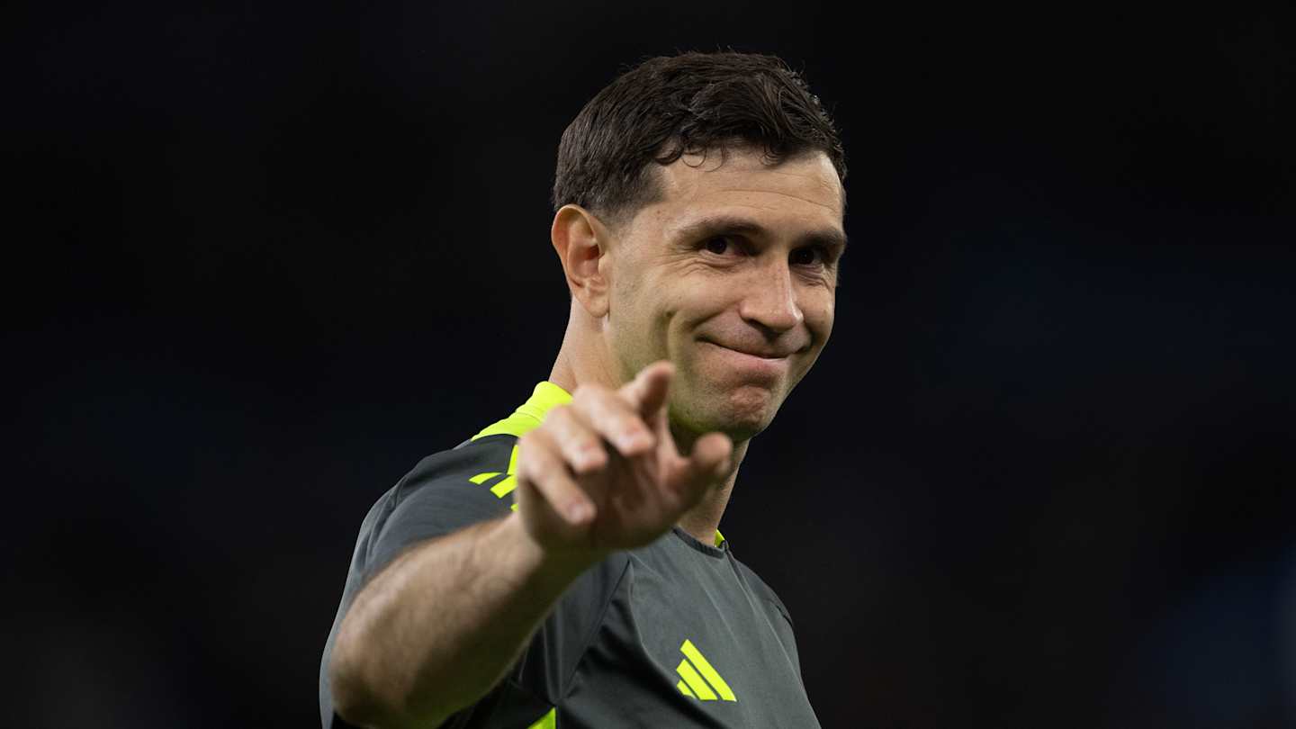 ClaretVillans's tweet card. Some Aston Villa supporters may not be old enough to remember when the media at large practically gifted Emiliano Martínez a one-way ticket to Manchester United
