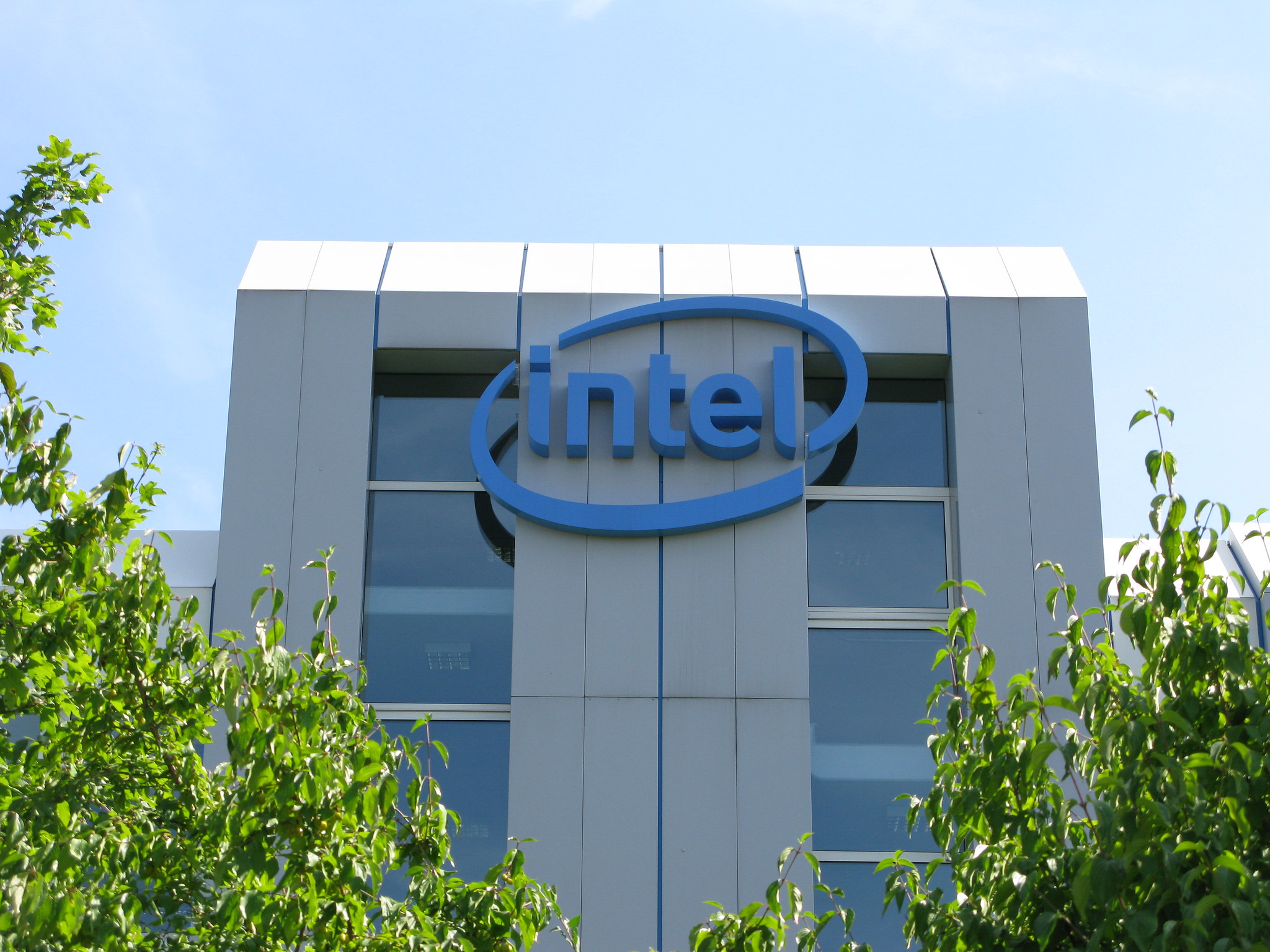 SiliconANGLE's tweet card. Intel to spin off NEX networking business into independent company - SiliconANGLE