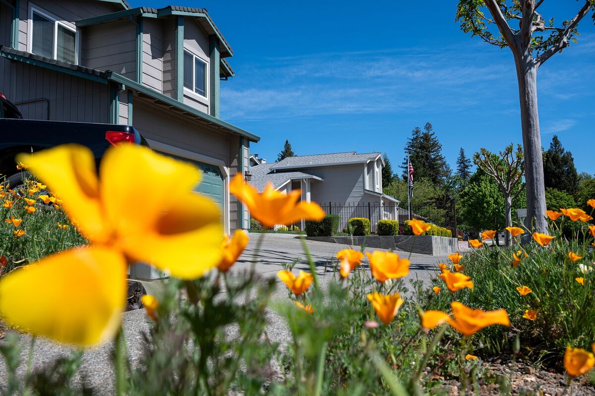 PaulinaCachero's tweet card. US homebuyers contending with the highest borrowing costs in eight months are seeing mortgage rates rise past a psychological barrier that risks complicating purchase decisions even more.