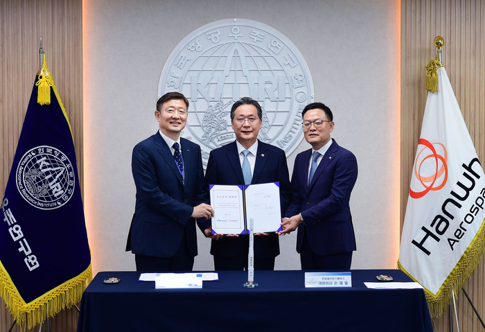 FranciscoSpace5's tweet card. The Korea Aerospace Research Institute announced on the 25th that it has signed a contract to transfer the development technology of the domestic independently developed space launch vehicle 'Nuri'...