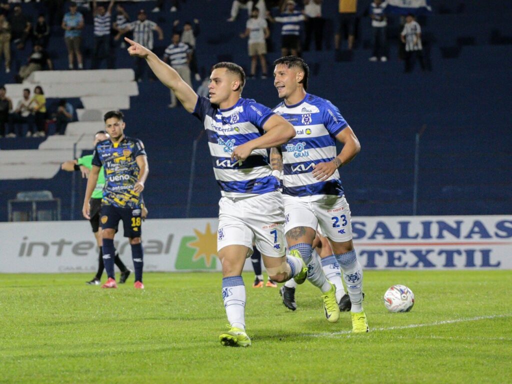 SomosVersusPY's tweet card. La cuarta fecha del torneo Clausura 2025 encontró al 2 de Mayo con Luqueño, este viernes en el estadio Río Parapití de la ciudad de Pedro Juan Caballero. Partido de fuerzas parejas, cambiante y con...
