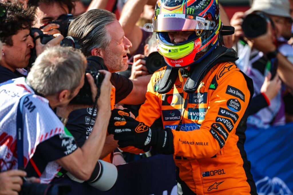 SomosVersusPY's tweet card. El australiano Oscar Piastri (McLaren) saldrá el sábado desde la pole position de la carrera esprint del Gran Premio de Bélgica de Fórmula 1, tras dominar la sesión clasificatoria del viernes en el...