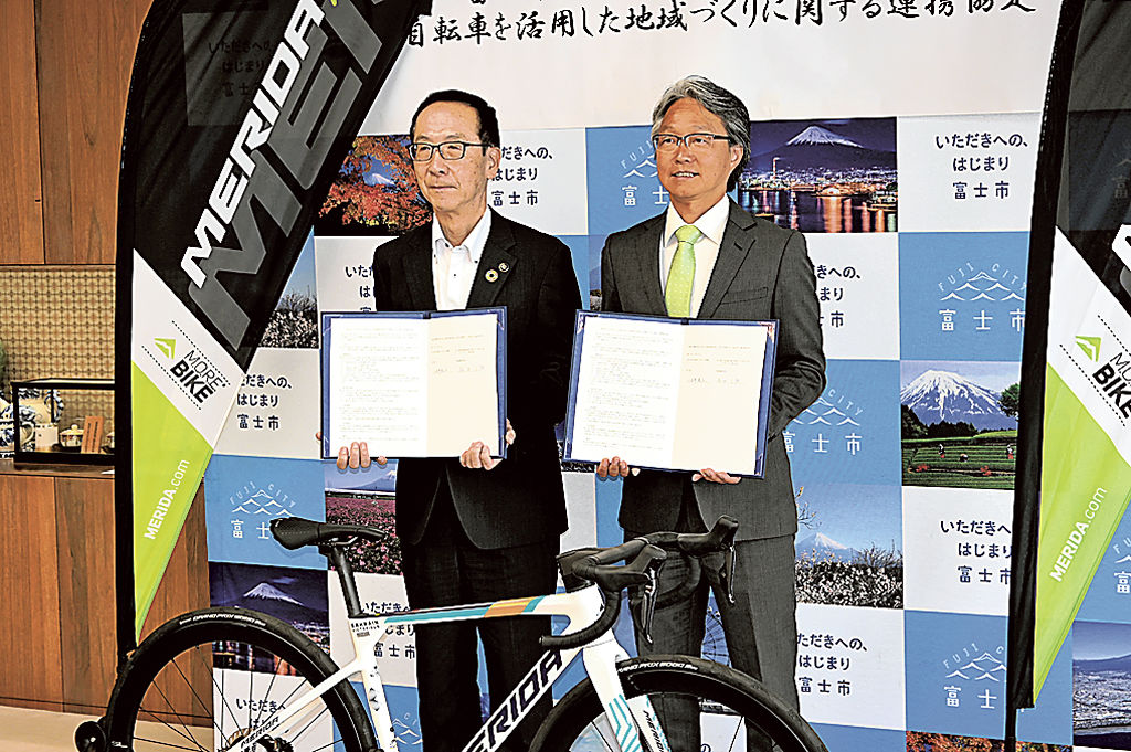 taitan21's tweet card. 　富士市と自転車製造販売のメリダジャパン（神奈川県中井町）は２５日、自転車を活用した地域づくりに関する連携協定を結んだ。地域活性化や健康づくり、交通安全対策、サ…