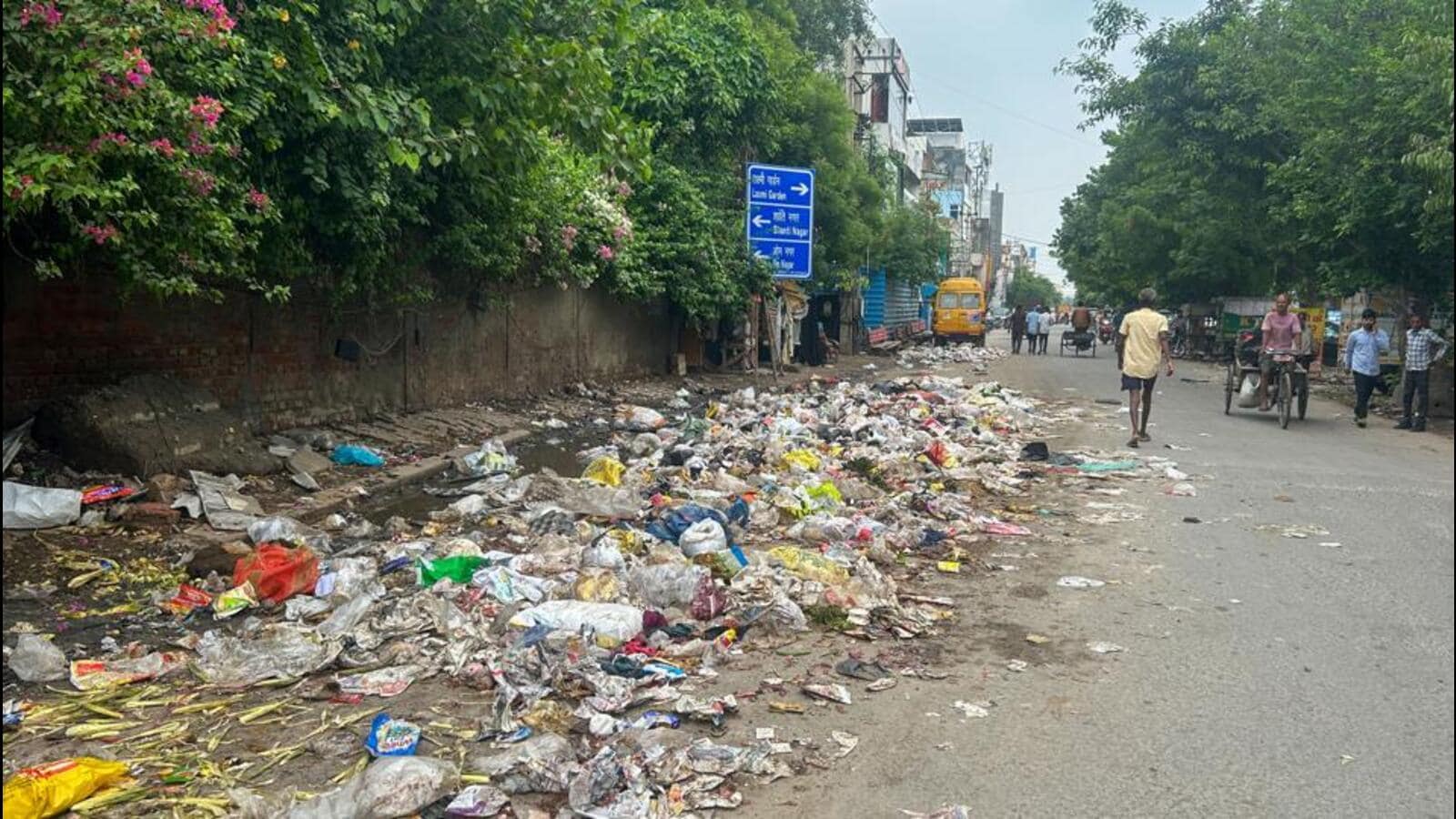 HTGurgaon's tweet card. Fearful of harassment and arbitrary detention, many sanitation workers, domestic helps, and daily wagers have packed up overnight and left