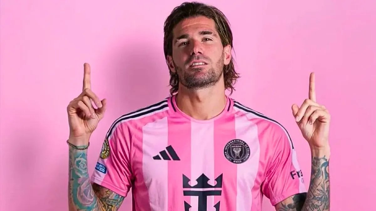 LMNeuquen's tweet card. El jugador de la Selección Argentina será compañero de uno de sus grandes amigos, Lionel Messi, en esta nueva etapa.